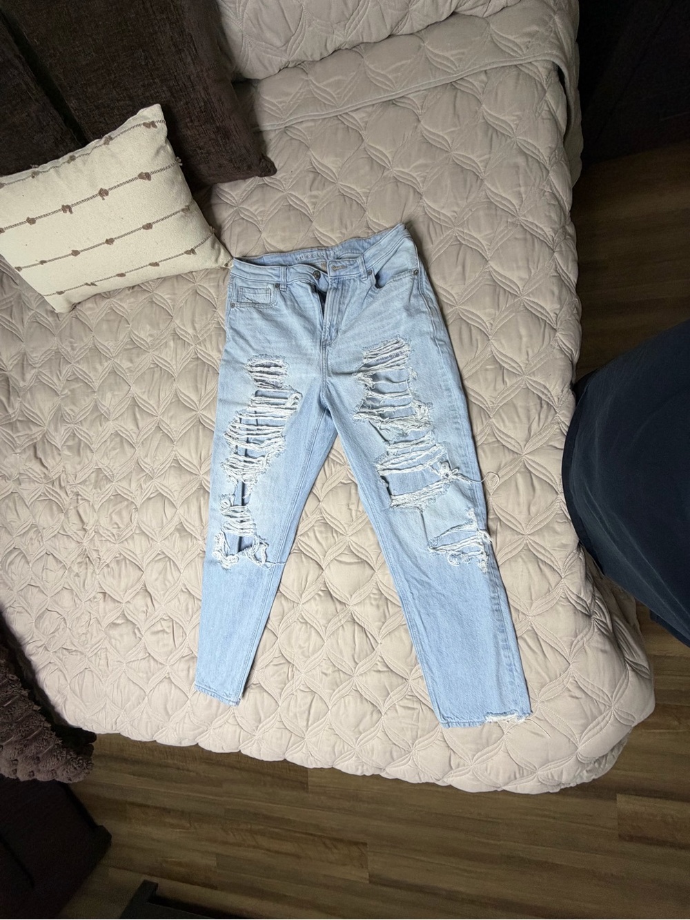 American Eagle Outfitters Light Blue Distressed Boyfriend Jeans